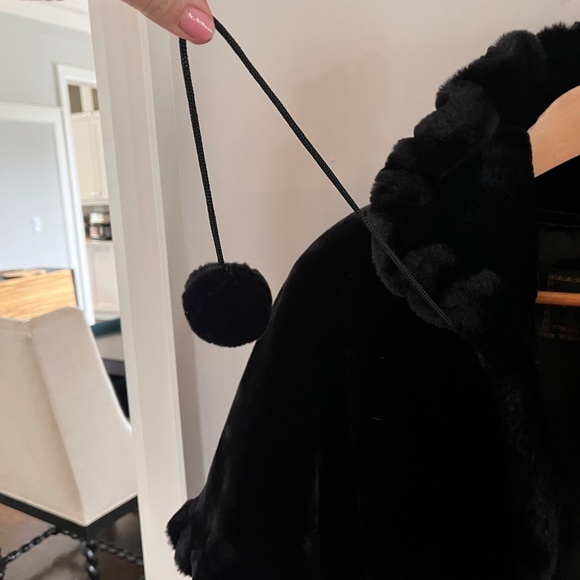 Stunning Poncho/Shawl/Cape -Its Faux Fur but unbelievably soft. - Picture 9 of 9